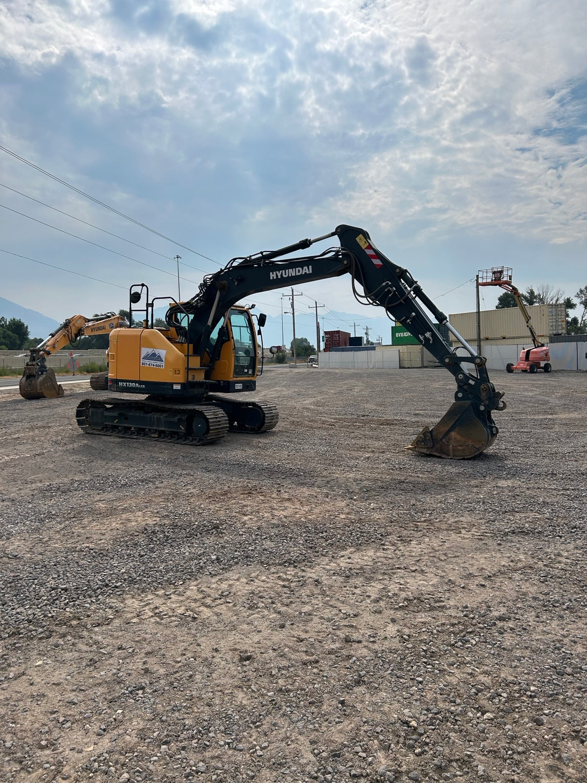 Rolling 30k-32k reduced tail swing excavator for tight and restricted job sites