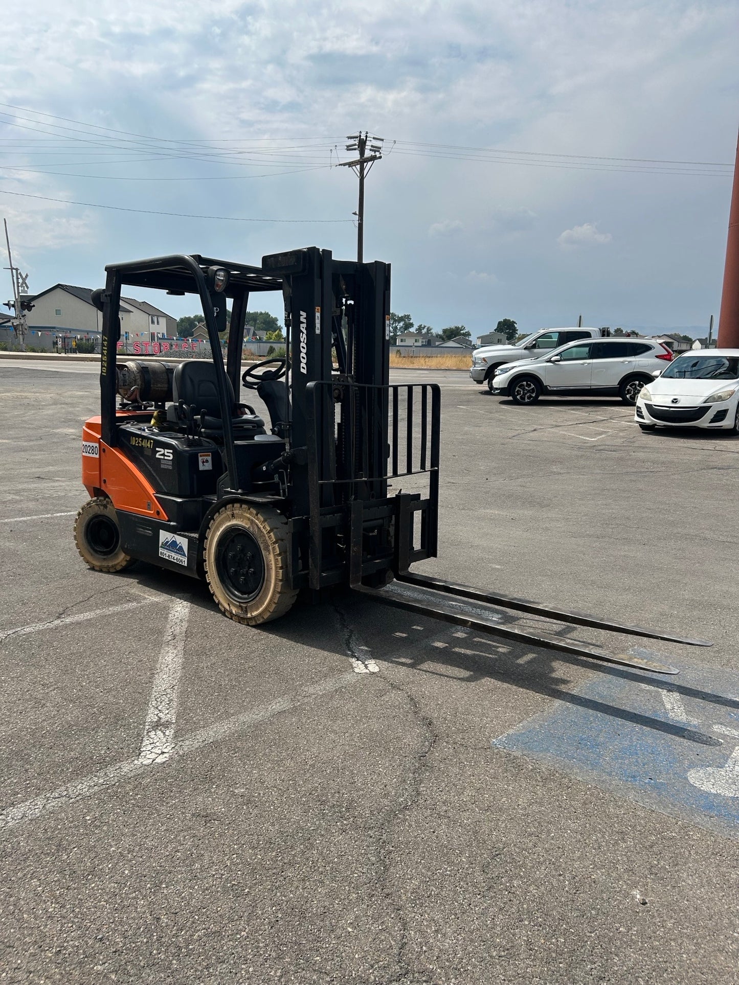 5,000 lb LPG forklift with an automotive wheel system for warehouse material handling.