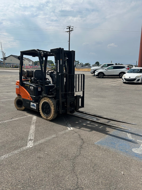 5,000 lb LPG forklift with an automotive wheel system for warehouse material handling.