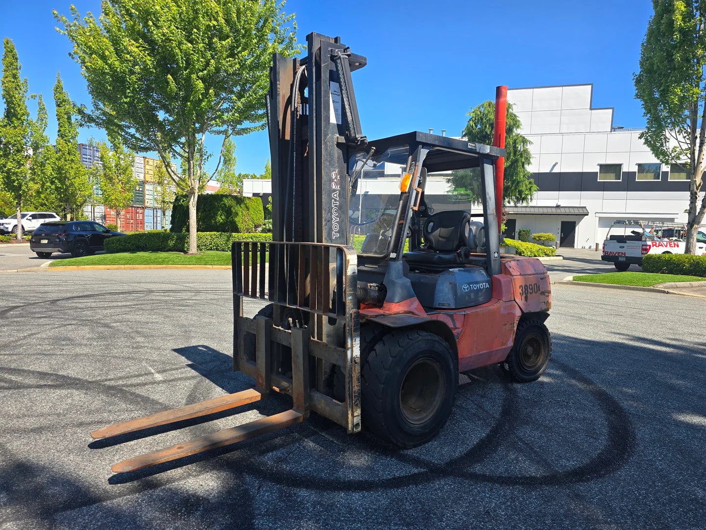 Heavy-duty 10,000 lb capacity LPG/Gas warehouse forklift for indoor material handling.