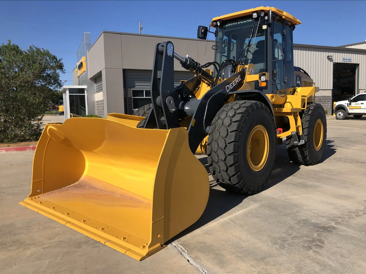 Heavy-duty 3-yard wheel loader for rental. Efficiently move bulk materials, dirt, and aggregate for site prep.